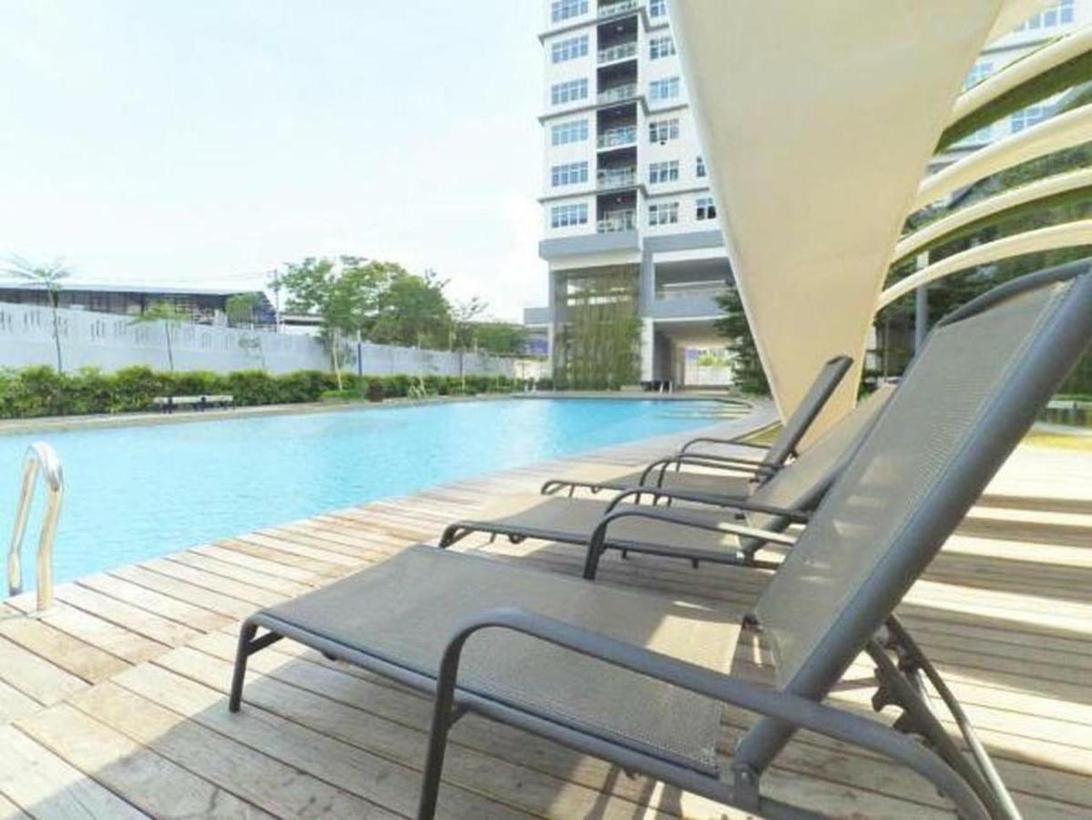 Puchong Skypod Residence: High-Floor Balcony with Mall Access Exterior photo