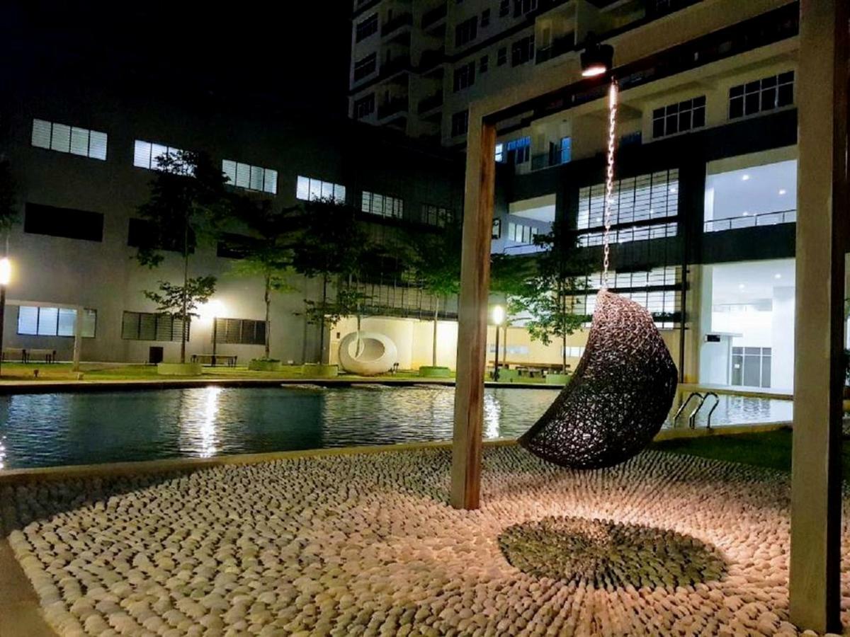 Puchong Skypod Residence: High-Floor Balcony with Mall Access Exterior photo